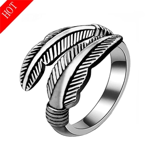 Detalle del anillo de flecha vintage con textura de doble pluma en plata antigua