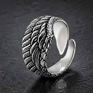 Vista detallada del anillo de pluma de flecha en plata de ley 925 vintage con acabado texturizado