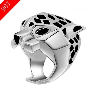 Detalle macro de anillo de leopardo plateado con manchas negras y ojos de piedra negra