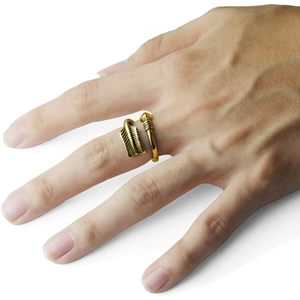 Anillo abierto de flecha dorada minimalista para mujer con diseño de flecha envuelta