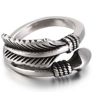 Anillo abierto de flecha vintage retro en plata antigua con detalles de pluma y cuerda