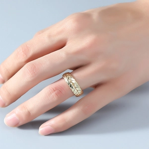 Close-up of the woven wheat ear texture on the adjustable gold ring for men and women