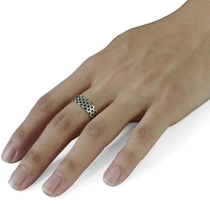 Minimalist silver brick link pattern open ring with industrial retro chain design on finger