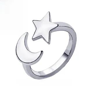 Dettaglio degli elementi luna e stella lucidi su un anello aperto regolabile
