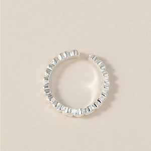 Gros plan détaillé montrant le poinçon S925 sur la bague minimaliste en forme de cœur