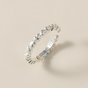Détail de la bague ajustable en argent S925 avec motifs de cœurs et poinçon gravé