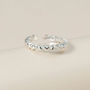 Vue détaillée de la bague ajustable en argent sterling 925 avec design de cœurs
