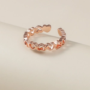 Vista macro dell'anello aperto in oro rosa con cuori traforati per le donne