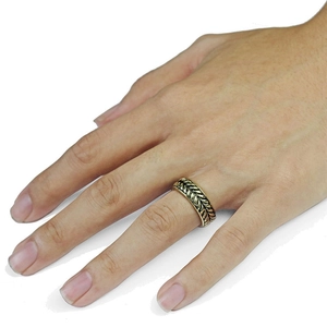 Vintage golden wheat ear patterned open geometric ring worn on model's hand