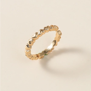 Vue détaillée des éléments en forme de cœur plaqués or 18 carats sur la bague