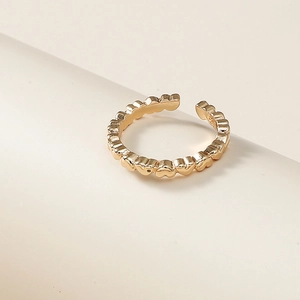 Détail d'une bague coeur dorée minimaliste ajustable avec un anneau en forme de coeur