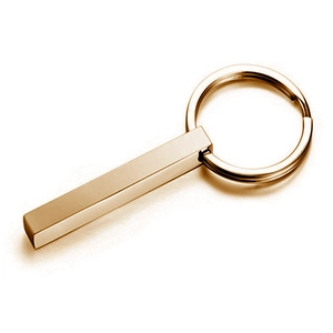 Dettaglio macro del portachiavi a barra quadrata in acciaio inossidabile oro lucido