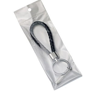 Porte-clés en cuir tressé noir avec pendentif rectangulaire argenté sous sachet OPP