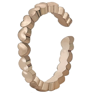 Bague ouverte en or rose minimaliste avec motifs de cœurs interconnectés