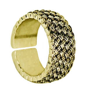 Détail de la texture tressée dorée vintage sur une bague ouverte et réglable