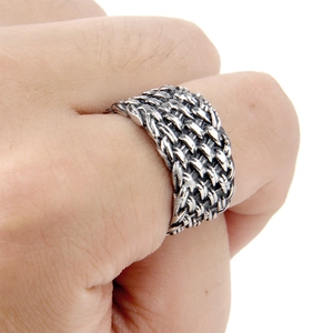 Bague tressée vintage pour homme avec large bande, design ajustable et finition argent