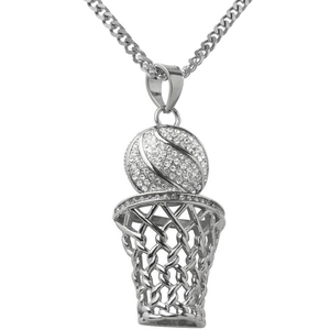 Dettaglio della collana con ciondolo basket in argento con strass pavé scintillanti