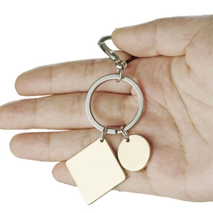 Portachiavi personalizzabile in acciaio inox dorato con ciondolo quadrato per incisione