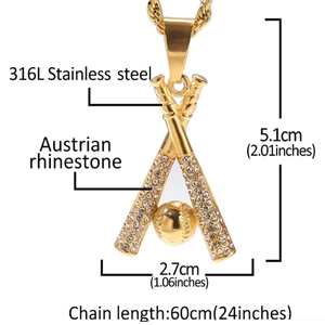 Dettaglio della collana con mazze da baseball incrociate con strass e catena in acciaio 316L