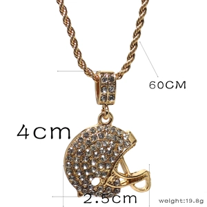 Dimensions détaillées du pendentif casque de rugby serti sur chaîne corde