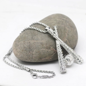 Dettaglio del ciondolo a mazza da baseball argento con strass su catena a corda