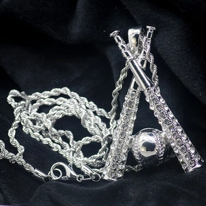 Dettaglio della collana con pendente a mazza da baseball argentata e strass luminosi