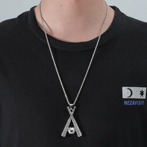 Dettaglio della collana hip hop con ciondolo a mazza da baseball e strass su catena a maglia