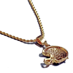 Gros plan du pendentif casque de football doré avec chaîne torsadée et texture en métal