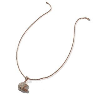 Collier avec pendentif casque de rugby en or rose serti de pierres zircon