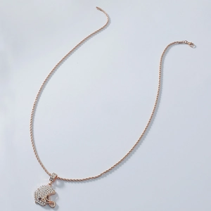 Détail du pendentif casque de rugby en or rose serti de strass blancs sur chaîne