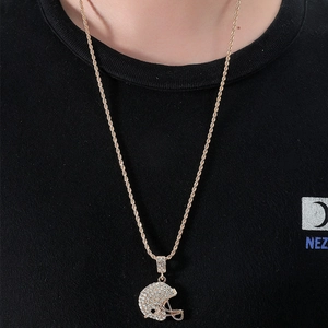 Pendentif casque de football américain doré avec cristaux et chaîne en corde torsadée