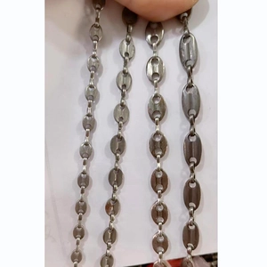 Vue détaillée de quatre largeurs de bracelets chaîne grain de café en finition vieil argent