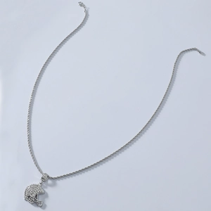 Détail du pendentif casque de football américain argenté serti de cristaux sur chaîne