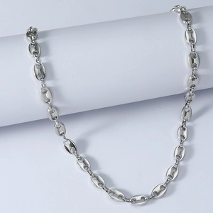 Gros plan d'un collier à maillons grains de café en argent poli sur un support