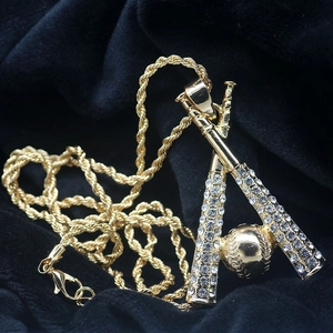 Dettaglio macro del ciondolo da baseball hip hop con cristalli e placcatura in oro