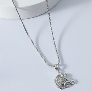 Détail du pendentif casque de rugby hip hop orné de strass brillants avec chaîne corde