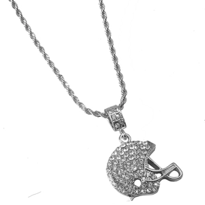 Détail du pendentif casque de football américain argenté avec cristaux et chaîne torsadée