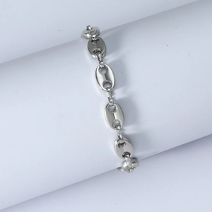 Détail du bracelet à maillons marins en argent poli avec anneaux ovales de style nez de porc