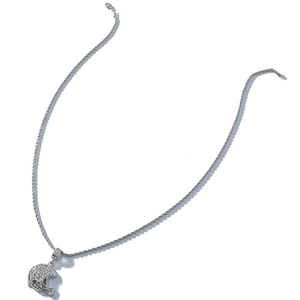 Détail du pendentif casque de rugby avec chaîne corde argentée et strass étincelants