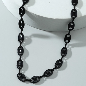 Collier chaîne grain de café noir poli sur socle blanc, style de bijoux hip hop minimaliste