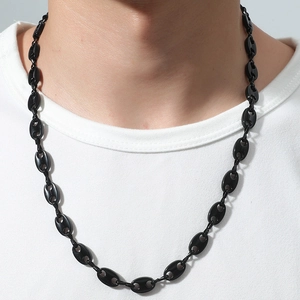 Collier à maillons grain de café noir brillant avec design de nez de cochon sur modèle