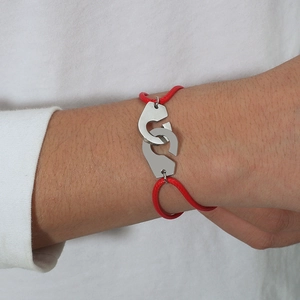 Bracelet cordon rouge avec pendentif menottes entrelacées en acier inoxydable poli