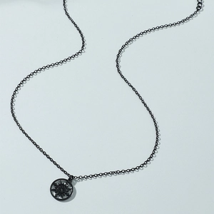 Collier boussole en acier inoxydable noir mat avec pendentif étoile ajouré sur chaîne