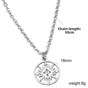 Vue détaillée du collier pendentif boussole argenté avec chaîne de 50 cm et diamètre de 16 mm