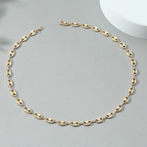 Vue détaillée du collier à maillons grains de café dorés polis avec fermoir mousqueton