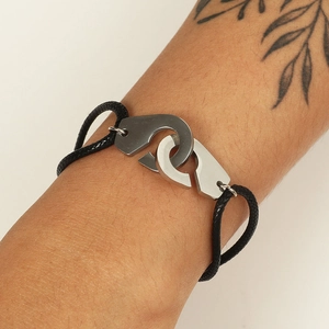 Vue rapprochée du bracelet tressé ajustable avec maillons en C argentés polis
