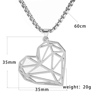 Vue détaillée du pendentif cœur évidé avec chaîne de 60cm et dimensions 35mm