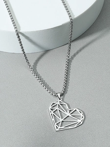 Vue détaillée du pendentif cœur géométrique évidé sur un collier à mailles carrées
