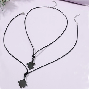 Détails des pendentifs puzzles noirs emboîtables sur cordes tressées pour couples