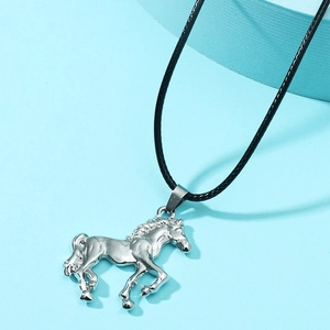 Collier Pendentif Cheval Pégase Vintage en Acier au Titane Alliage Bijoux de Cheval au Galop pour Hommes Femmes Quotidien